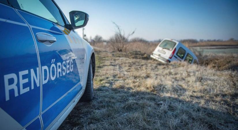 Frontálisan ütközött két autó Besenyőteleknél