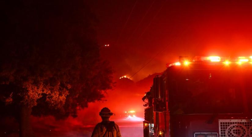 Újabb tűz tombol Los Angeles megye északi részén, tízezreket evakuálnak