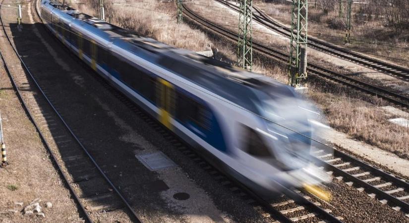 Nehezen indult a csütörtök: fokozatosan áll helyre a vasúti közlekedés a győri fővonalon