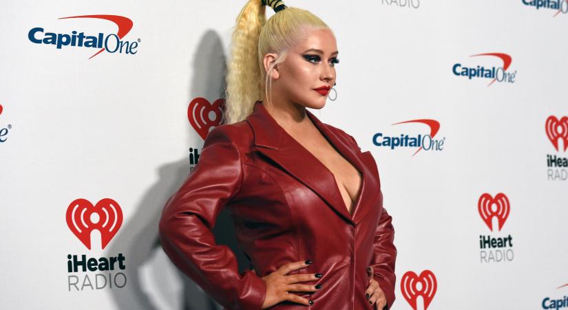 Christina Aguilera giga dekoltázsa: mellei külön ünnepelték a karácsonyt - Fotó