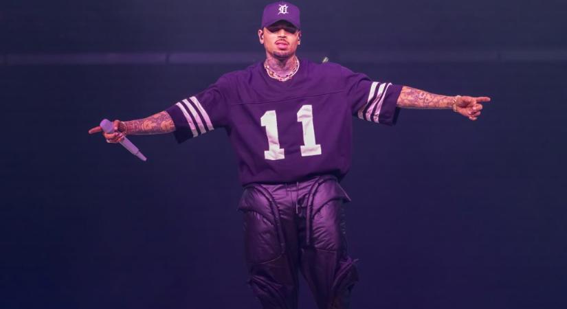 Chris Brown 500 millió dollárra perli a Warner Bros.-t egy dokumentumfilm miatt