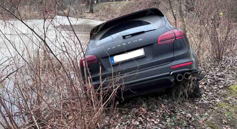 Porsche zuhant a Feneketlen-tóba Gödön