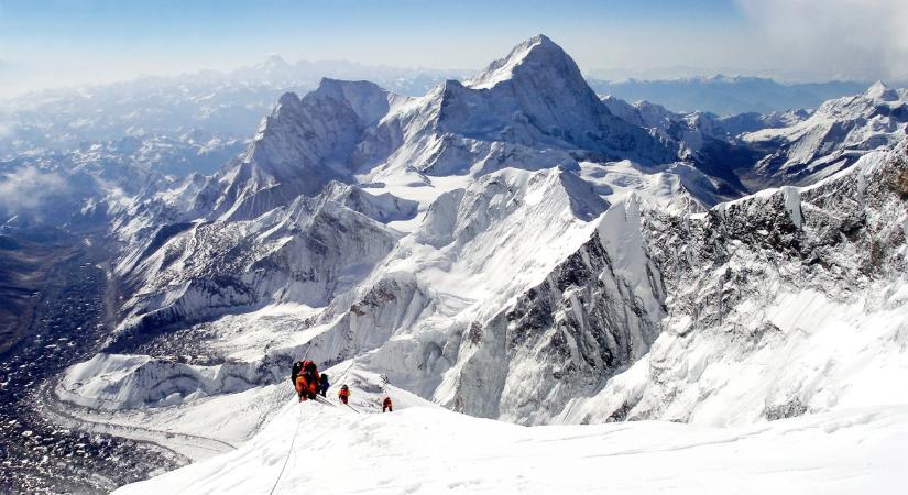 Nepál jelentősen drágítja a Mount Everest-mászást