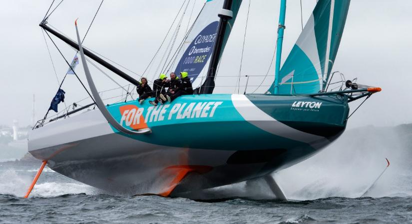 Vendée Globe 2024-2025 – Közel a célhoz a második csoport – Sam Goodchild vitorlajavítása