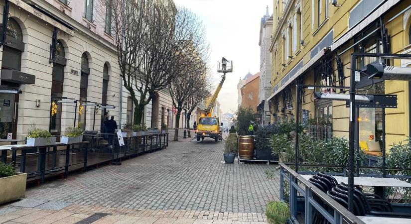 Méretes kődarabok potyognak a pécsi városházáról - Videó!