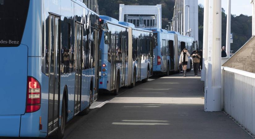 Melegedő buszokat küld a bombariadóval érintett iskolákhoz a BKK