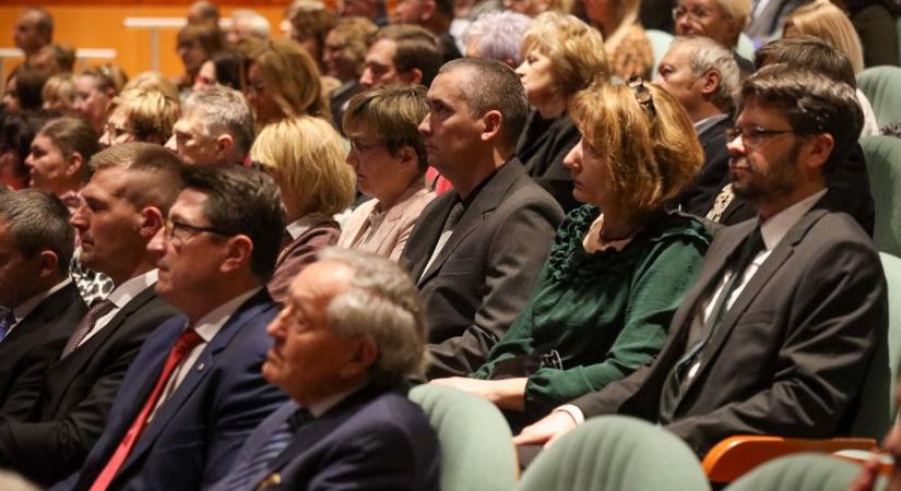 Itt vannak a nevek: ők kapták idén Szolnok nívós elismeréseit – videóval, galériával