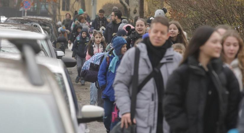 Bombariadó: egy pécsi iskolát is kiürítettek!