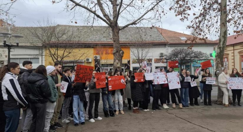 Néma csenddel tiltakoztak a diákok és blokád alá vették a topolyai Gimnáziumot (Fotók)