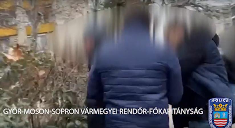 Videó: nemzetközi csalót kaptak el a győri rendőrök