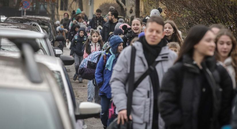 Itt a válasz arra, hogy bombariadó esetén elhagyhatja-e a szülő a munkahelyét