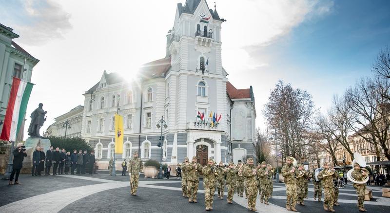 Felvonták a város lobogóját