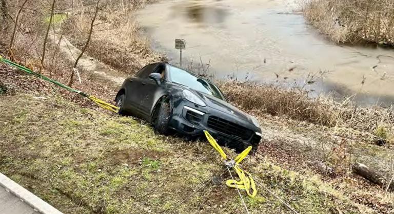 Videó készült a Feneketlen-tóba zuhant Porsche kimentéséről