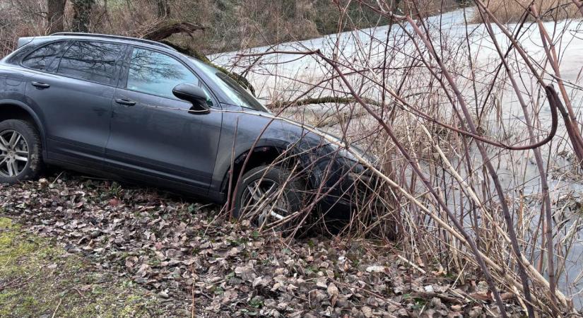 A Feneketlen-tóba csúszott egy terepjáró - képek