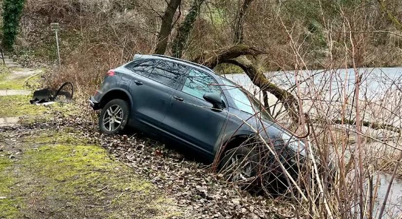 Videón a Feneketlen-tóba csúszott Porsche mentése