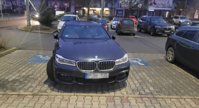 BMW-s emelte négyzetre a pofátlan parkolást