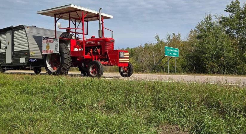 Háromezer kilométeres traktorútra indult egy farmer