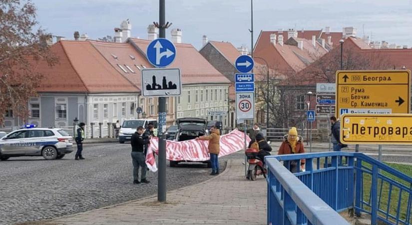 Vajdasági Köztársaság transzparens jelent meg Újvidéken