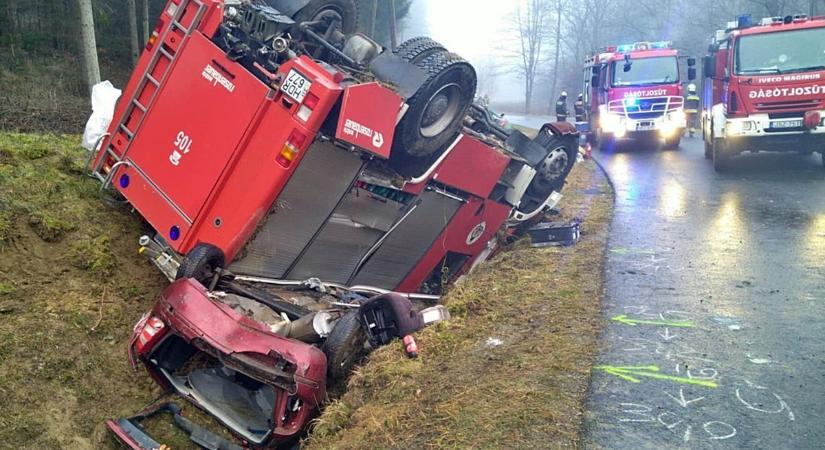 Helyszíni fotókon a Kétvölgy közelében balesetet szenvedett tűzoltóautó