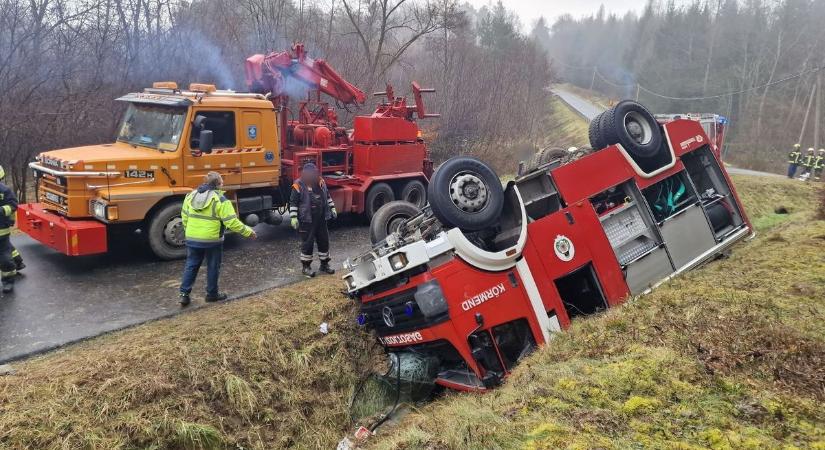 Megcsúszott a jeges úton, fejre állt a tűzoltóautó