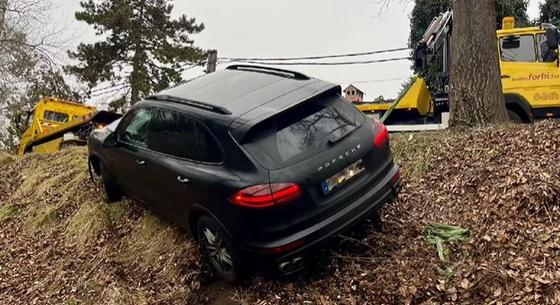 Két autómentő emelte ki a gödi Feneketlen-tónál landoló Porschét – videó