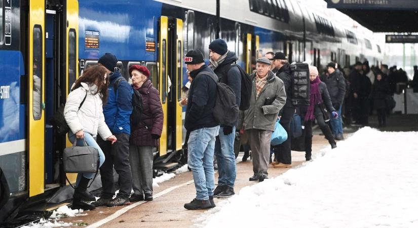 Plusz szerelvényekkel segíti a MÁV a bombariadók miatt hazaengedett diákok utazását