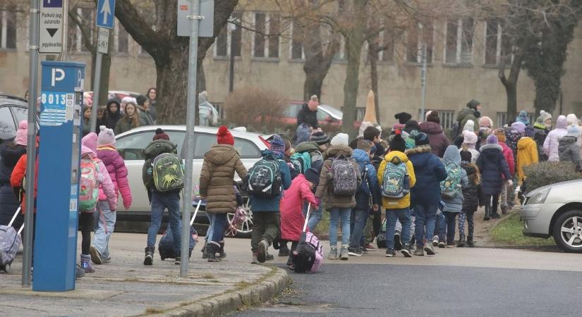 Mit tegyek, ha a bombariadó miatt retteg a gyermekem?