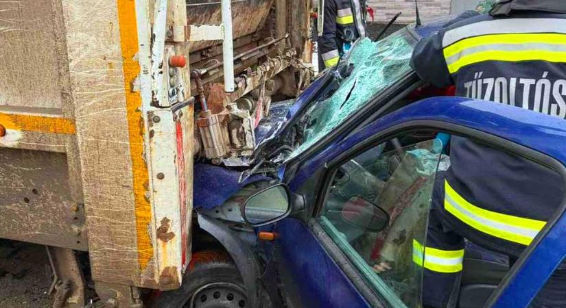 Fékezés nélkül csapódott a kukásautóba egy Renault, a sofőr kábítószer hatása alatt lehetett