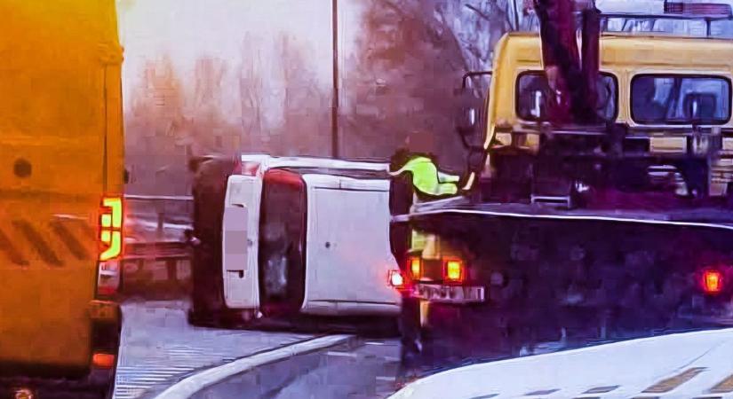 Túl gyorsan hajtott a sofőr, ez lett a vége az M30-as kivezetőjénél (fotóval)