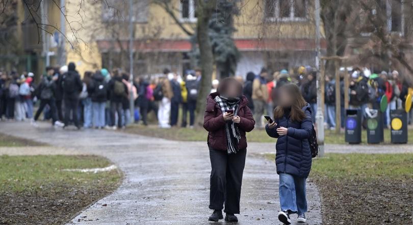 Országos bombariadó: több mint 240 iskola kapott fenyegetést, kiürítették őket