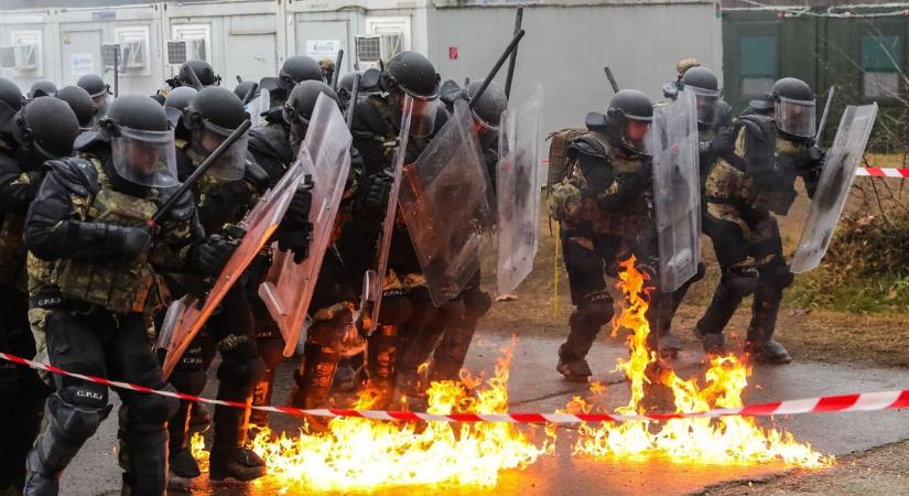 Videón a katonaság Molotov-koktélos gyakorlata