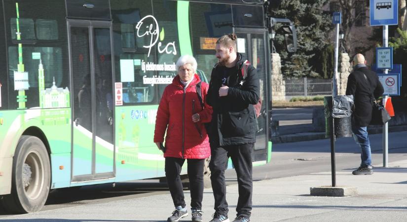 Falhoz szorította a busz az autót a sörgyárnál