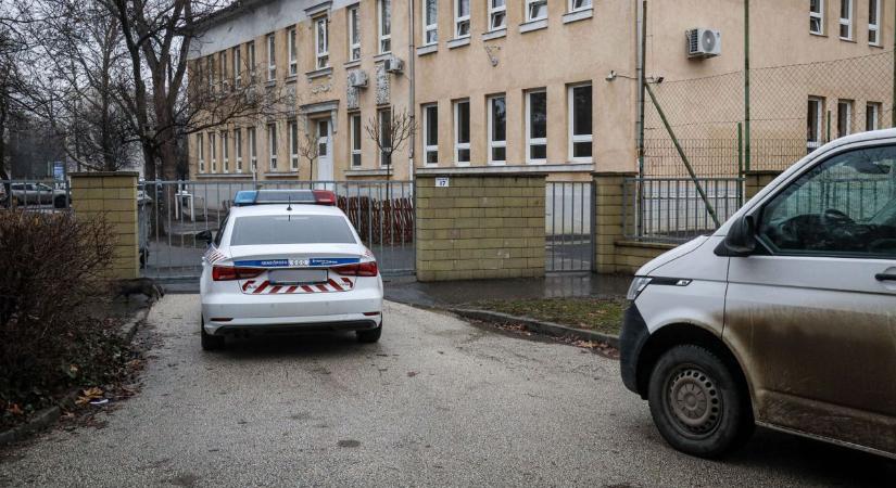 Rémisztő nap: rendőrök léptek a tantermekbe, bombát kerestek két jászkunsági iskolában – videóval