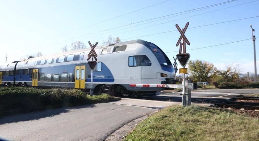 Péntek délelőtt jegy nélkül utazhatnak a vonatokon, buszokon a diákok