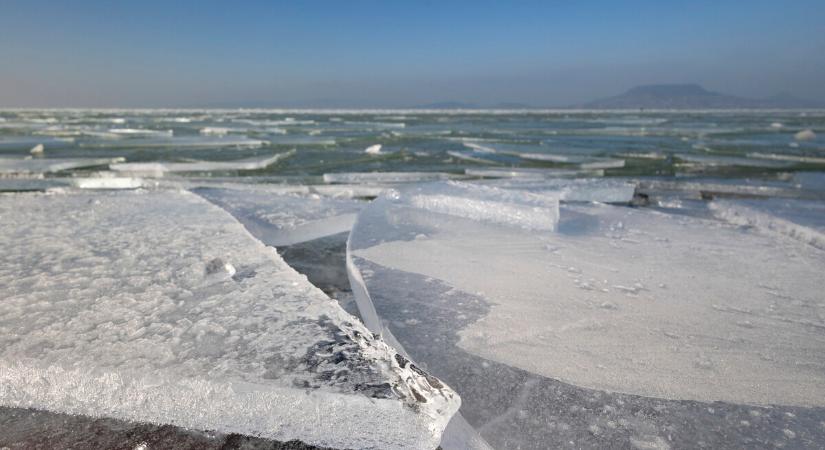 Jön a Balaton-átúszás, de már egy hónap múlva