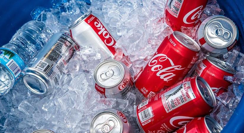 Kétségbeesett a Coca-Cola: nagy változás jöhet az üdítőitaloknál