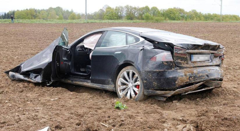 Összetört Tesla, milliós a kár, olvasónk a károkozóval fizettetné meg azt, amit a biztosító nem akar