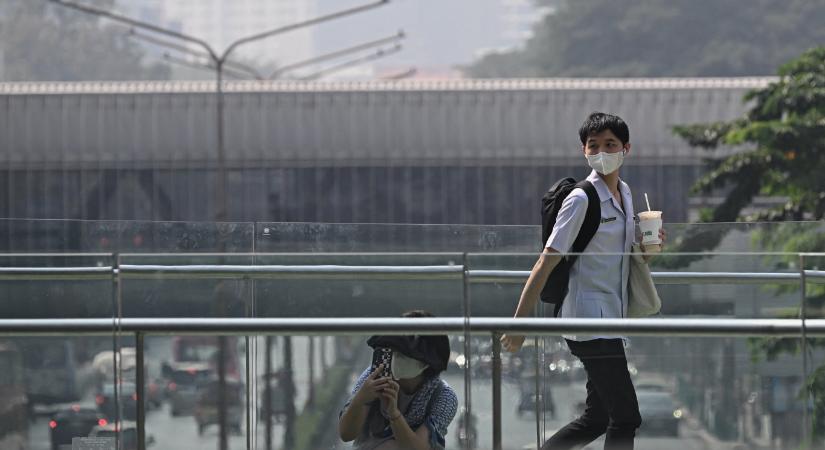 Bangkokban eközben a légszennyezettség miatt zárt be több száz iskola