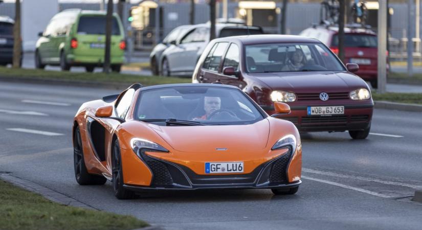 Egy vadonatúj McLaren parkol a skót férfi háza előtt, miután befizetett 80 forintnyi összeget egy online nyereményjátékon