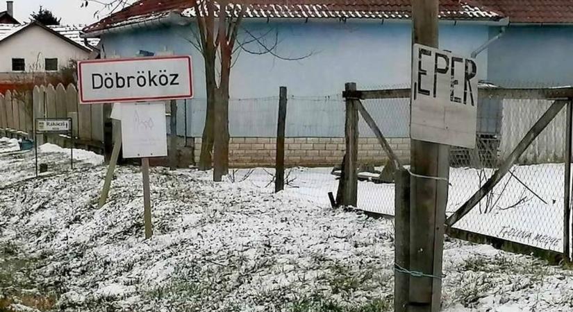 Eperrel csábítja az utazókat a téli Döbrököz