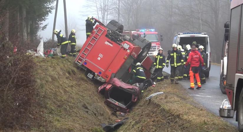 Mentésre sietett, majd ráborult az árokba borult autóra a tűzoltókocsi (VIDEÓ)