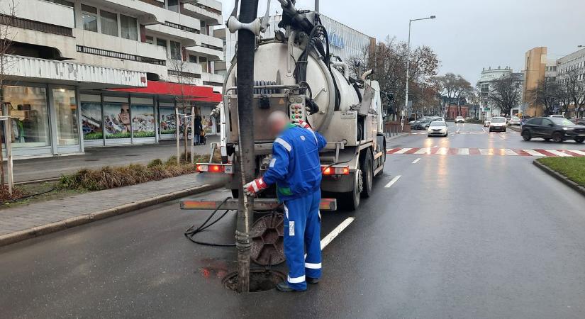 Csatornamosási munkálatok a belvárosban