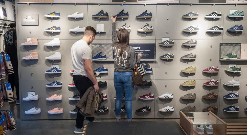 Az Adidas cipőit veszik, de két lábbal rúgják ki az alkalmazottakat