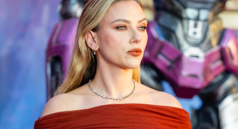 A 40 éves Scarlett Johansson stílusa egyre sikkesebb: képeken a legcsinosabb szettjei