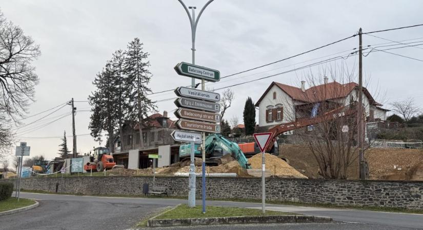 Mégsem lehetetlen pincét építeni a badacsonytomaji „libalegelőn”