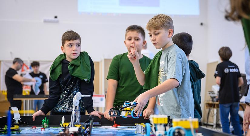 First Lego League: világszintű robotversenynek adott otthont a Debreceni Egyetem Műszaki Kara – fotókkal