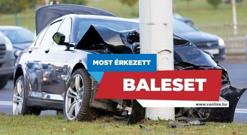 Baleset: árokba hajtott egy autó, a mentőket is riasztották