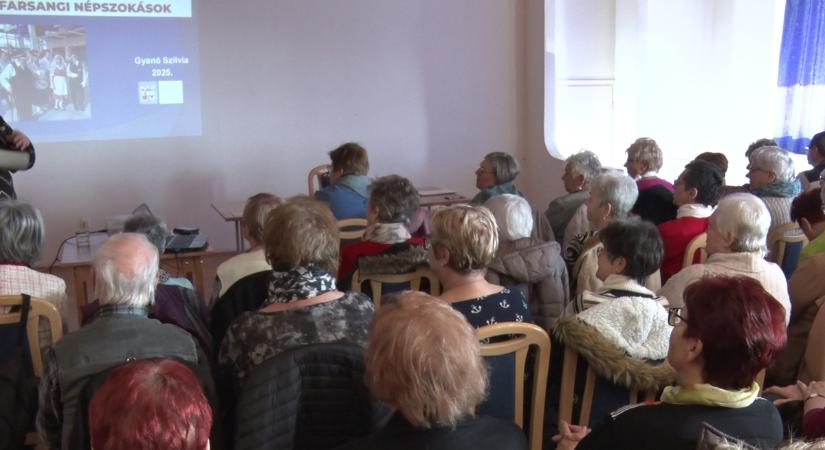 A farsangi időszakban még most is nagyon sok helyen tartanak beöltözős bálokat