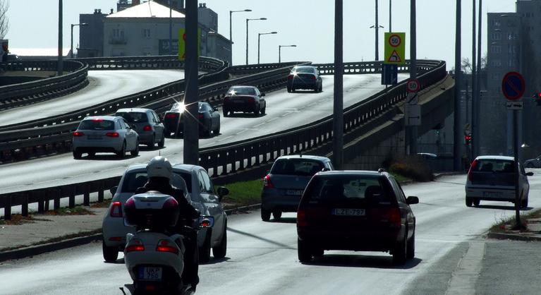 Márciusban kezdődik a Flórián téri felüljárók felújítása, borul a közlekedés