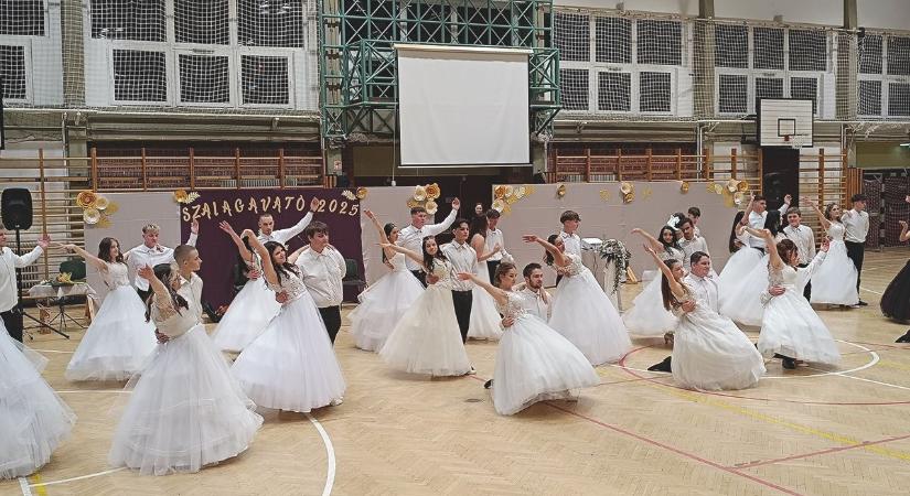 Könnyeket csalt a szemekbe a bajai végzősök tánca – galériával, videóval